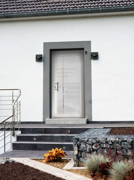 Porte d'entrée parclosé gamme lumière DELTAO - Visuel d'ambiance Maison vue de l'extérieur avec petites marches qui dirige vers une porte d'entrée vitrée avec décor petits carrés